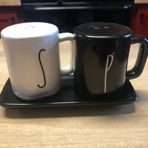 Rae Dunn salt & pepper shakers